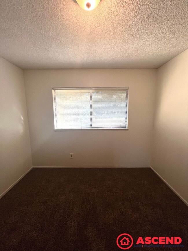 Building Photo - Stunning 3BD/2.5BA Condo in Bakersfield's 93309 — HOA Community & Move-In Ready!