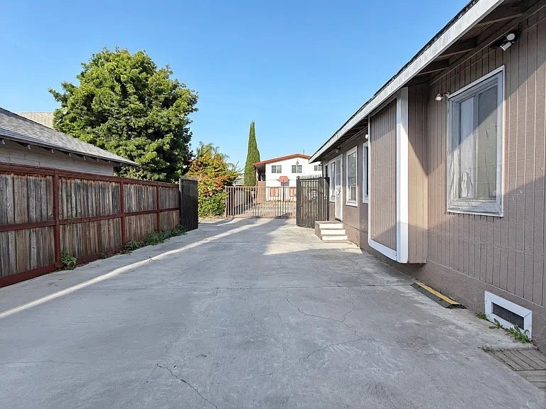 Building Photo - 746 Daisy Ave