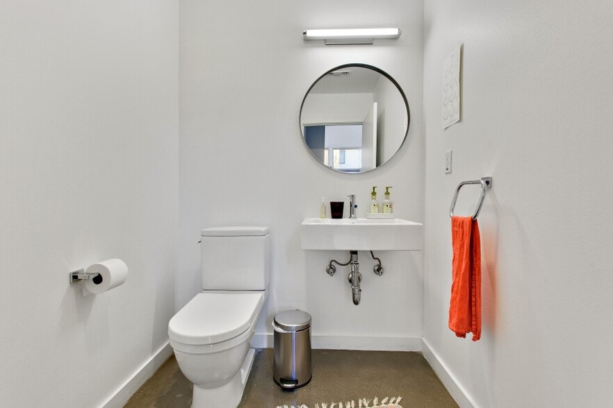 Powder Room - 140 S Gramercy Pl