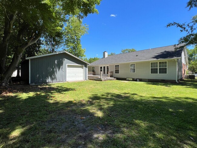 Building Photo - 805 Gardenview Dr