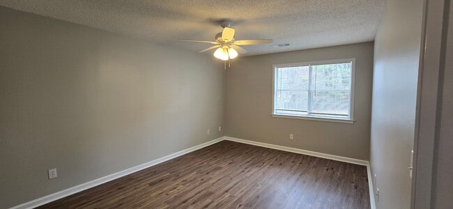 Building Photo - Lovely Jasper Townhome