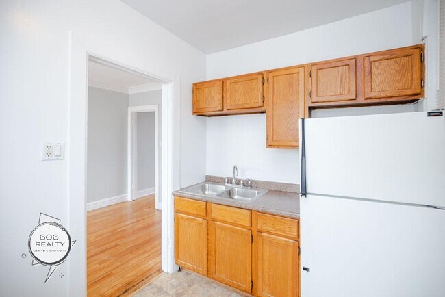 Building Photo - Bright and Sunny Cicero apartments! SPECIAL OFFER!