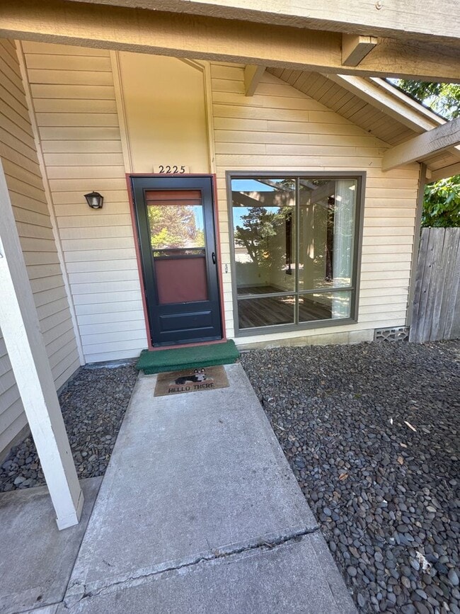 Building Photo - Cute 3 Bedroom 1 Bath in NW Corvallis! Sma...