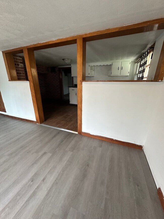 Building Photo - Three Bedroom Single Family House