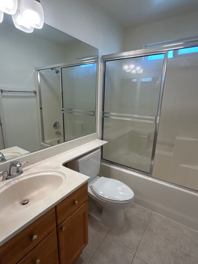 Building Photo - Cozy 2-bedroom Suites Condo in the most de...