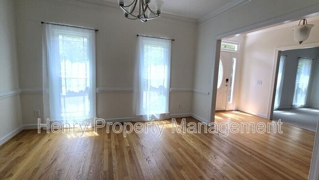 Building Photo - 206 W Hill Dr