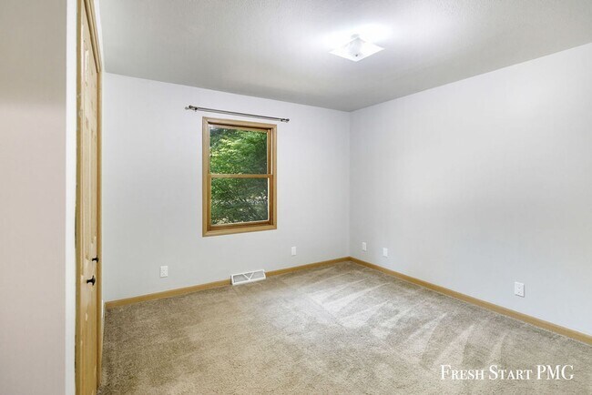Building Photo - 218-220 Pine Ridge Rd