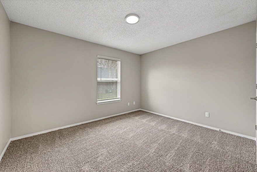 Building Photo - 4660 W Dover St