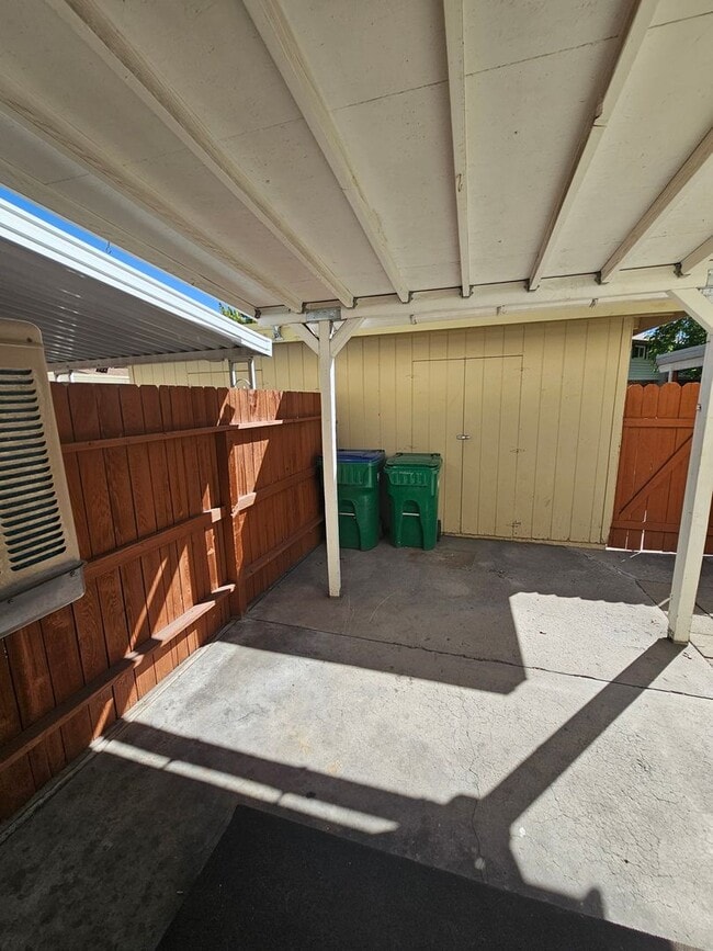 Building Photo - Southeast Reno Townhome - Close to Everyth...