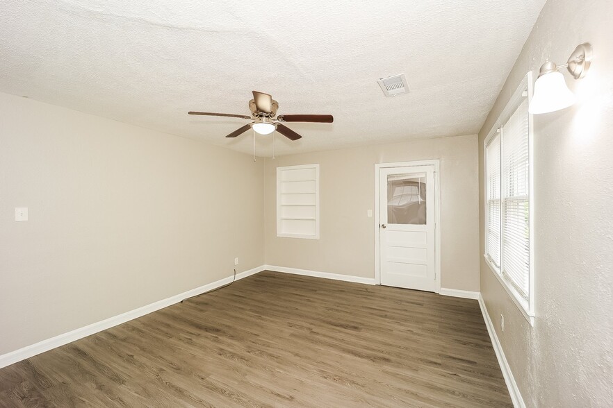 Building Photo - 2438 Pye Ave