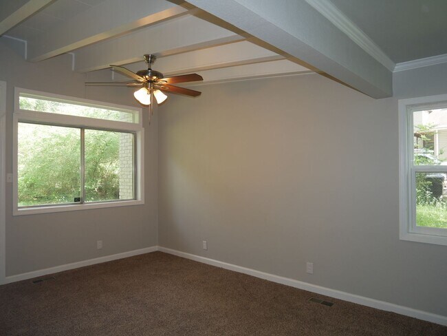 Building Photo - Gorgeous 4 bedroom, 2.5 bath House on a 1 ...