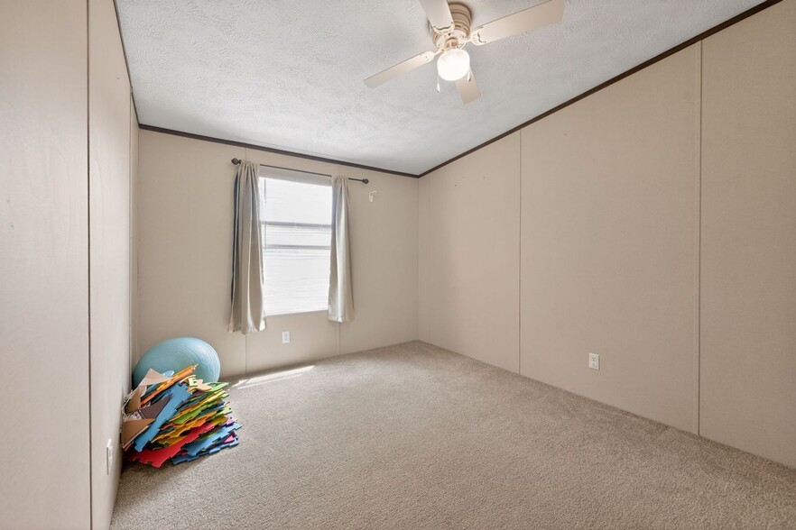 Building Photo - 122 Gibson St