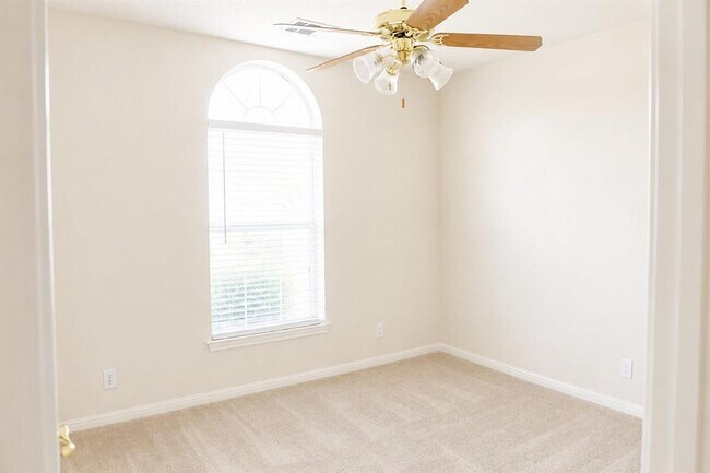 Building Photo - 100 Lightfoot Ct