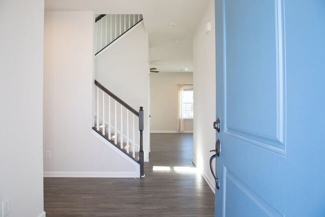 Building Photo - 4 Bedroom, 2.5 Bath Home w/ Fenced Backyard and 2 Car Garage