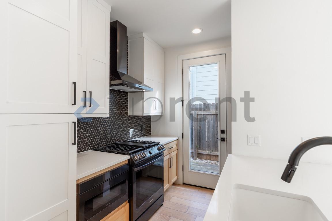 Building Photo - 2916 E 13th St