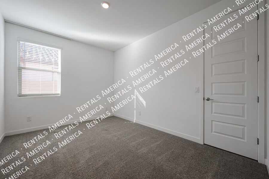 Building Photo - 2256 E Ridgewood Ln