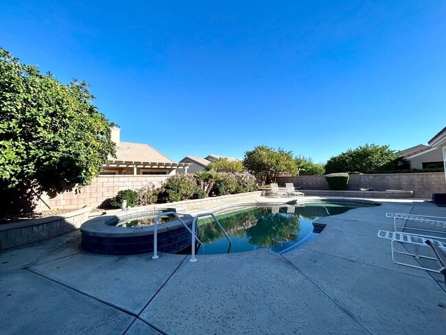 Building Photo - COMING SOON! 2 Bedroom 2 Bathroom + Den Ho...