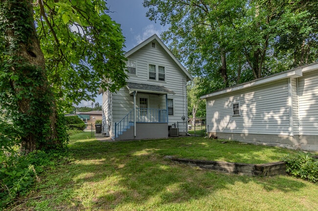 Building Photo - 1014 Woodlawn Ave