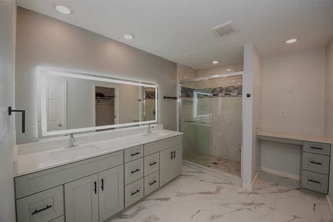 Building Photo - 15223 Mayflower St