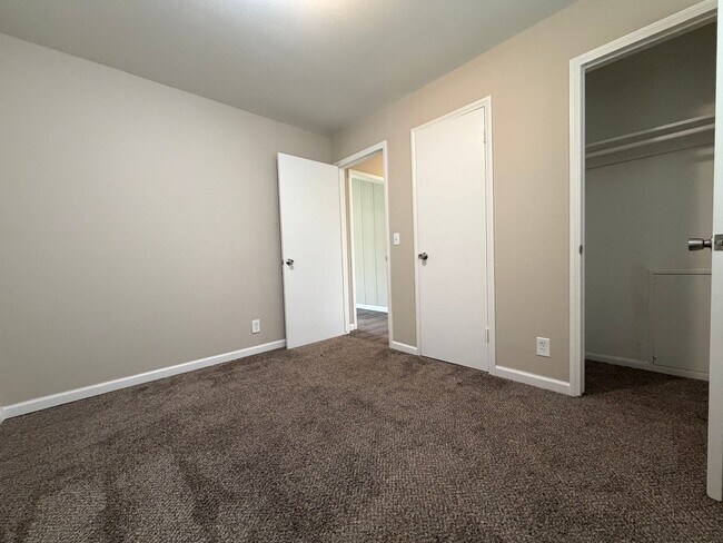 Building Photo - Beautiful 3 bed with tons of charm!