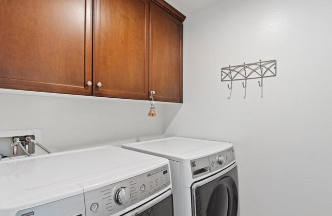 Building Photo - Light & Bright 2 Bedroom, 2 Bathroom Townhome
