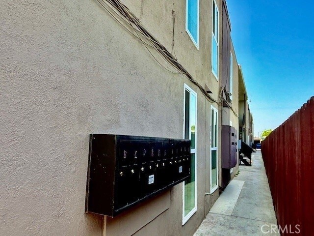 Building Photo - 815 N Rose Ave