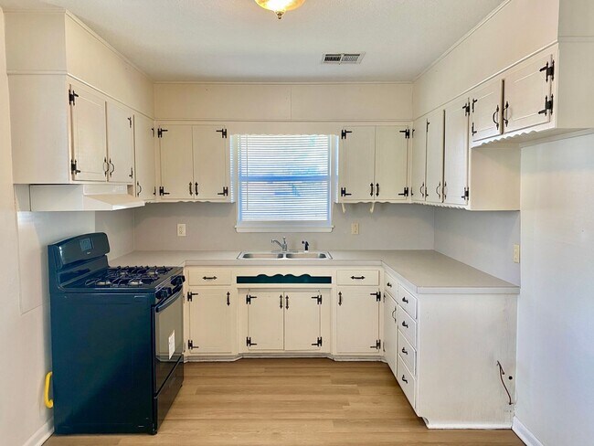 Building Photo - Spacious 3 bed 1 bath with easy access to I-40!