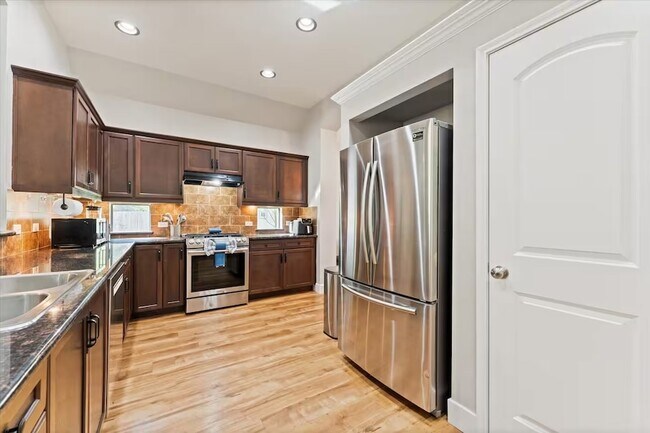 Building Photo - 976 Northampton Dr