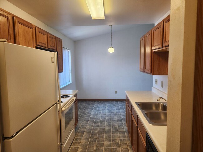 Building Photo - 621-633 Nygaard St.