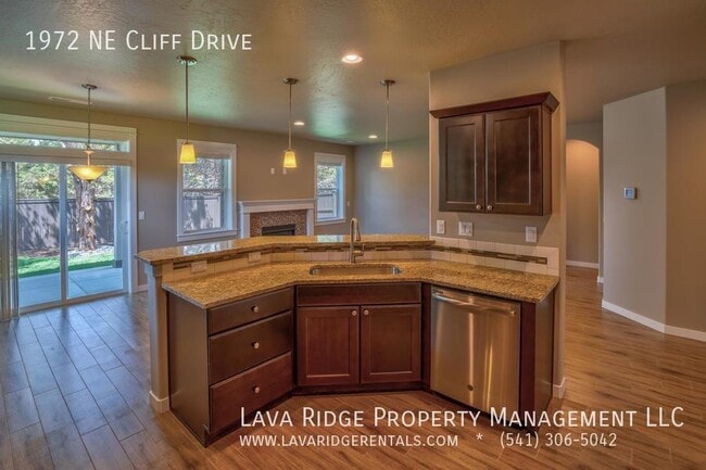 Building Photo - 1972 NE Cliff Dr