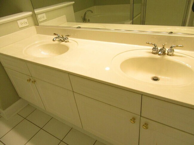 Building Photo - 2241 Waterview Dr