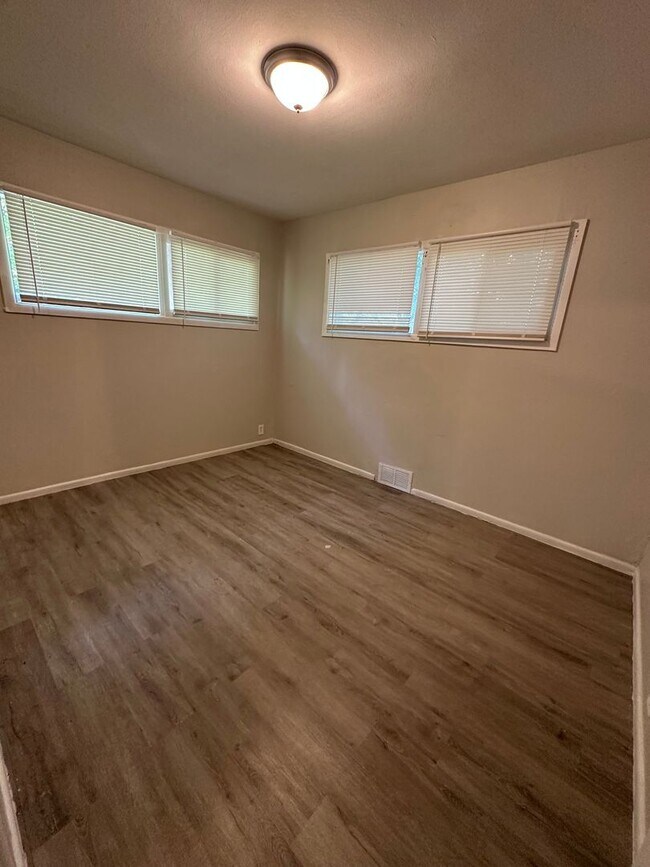 Building Photo - 4 Bed 1 Bath