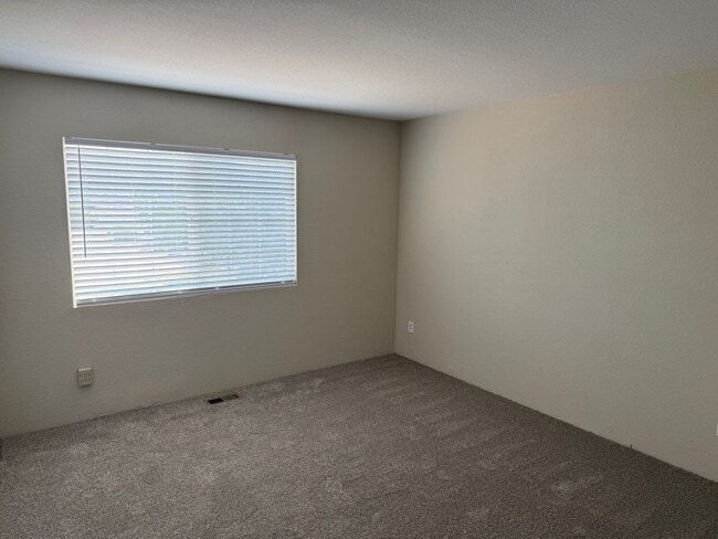 Building Photo - Spacious 4-bed, 3-bath home on a quiet cul-de-sac — no lawn maintenance required.