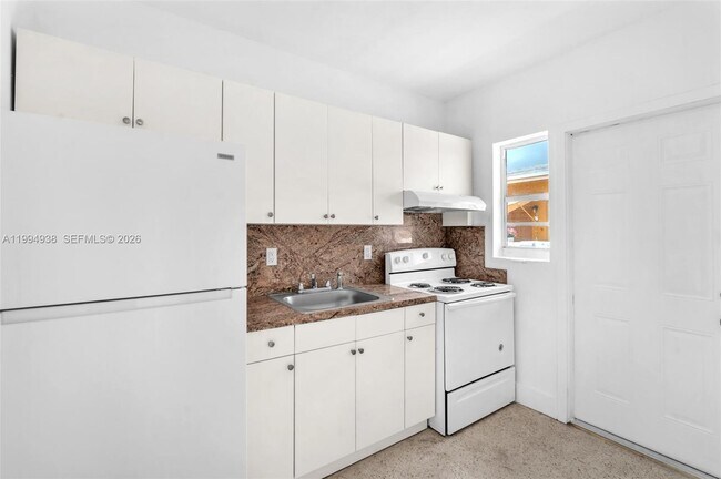 Building Photo - 2130 Bay Dr