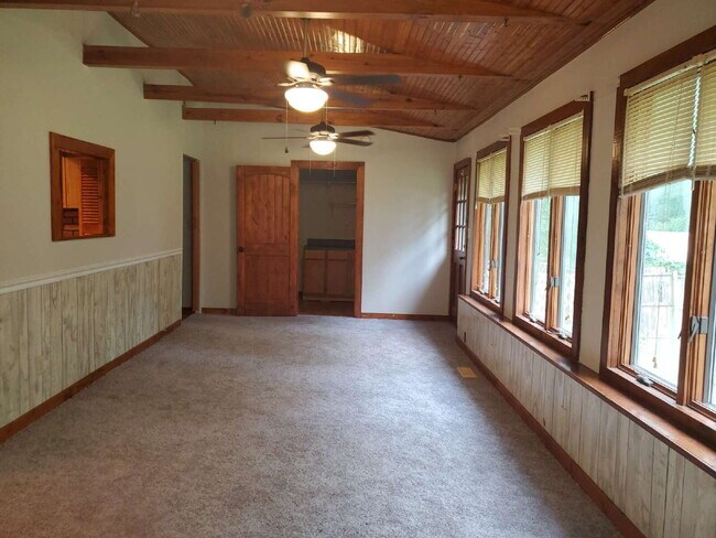 Building Photo - "Spacious 5-Bedroom Retreat with 3 Full Baths in Huntsville – Your Perfect Family Home Awaits!"