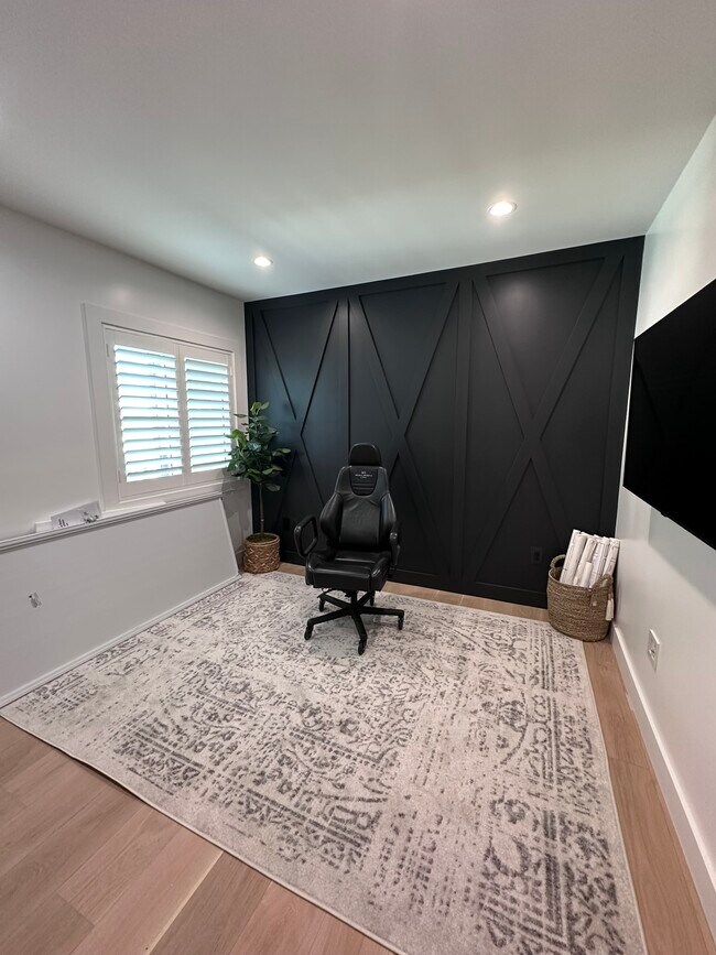 Building Photo - 2055 W 185th St