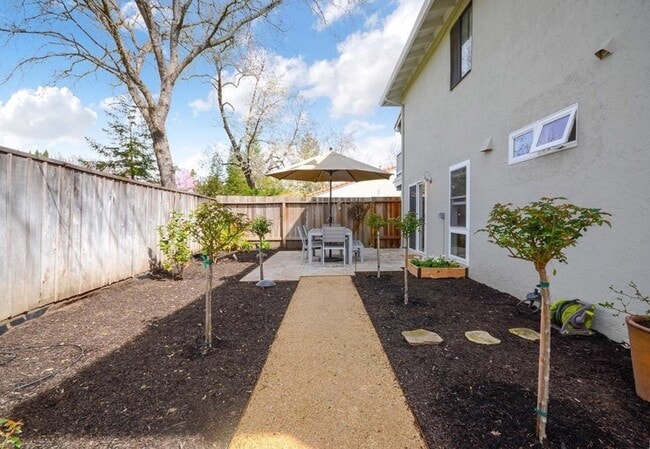 Building Photo - Beautiful Remodeled 2 Bedroom 2 Bath St. H...
