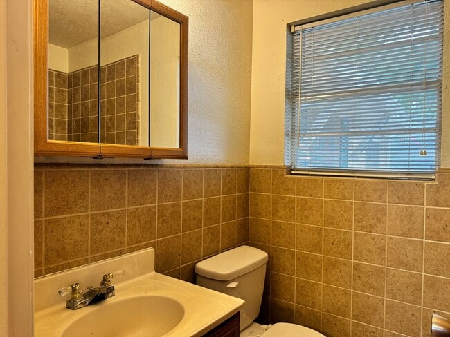 Building Photo - 2321 McKenzie Dr