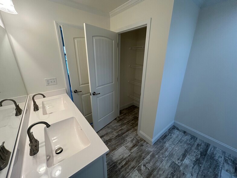 Master bathroom - 54 Bay Lake Dr