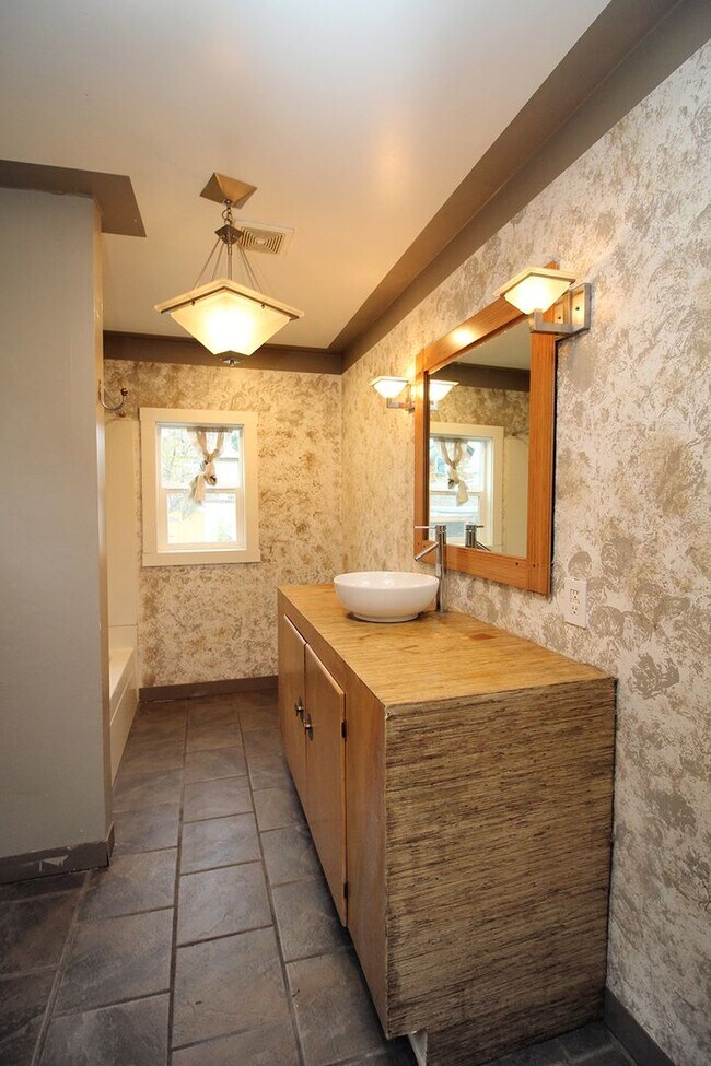 Building Photo - 3824 N Kerby Ave