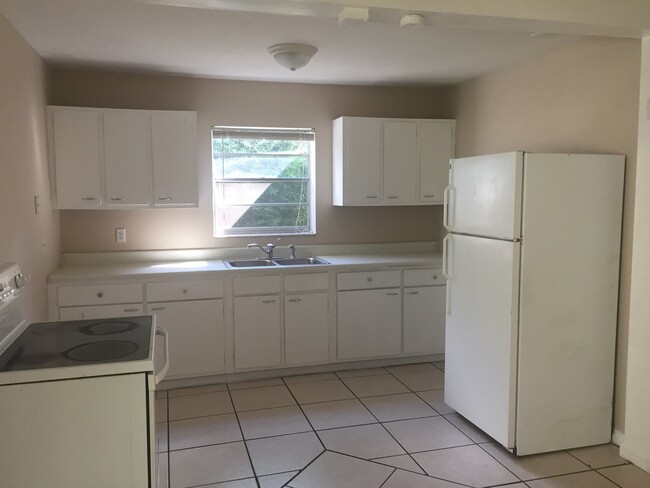 Building Photo - 3 Bed 1 Bath Home With Washer Dryer Hook U...