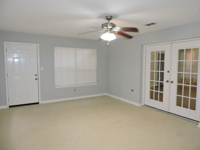 Building Photo - Convenient to interstate, schools & shopping!