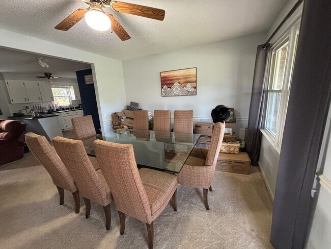 Building Photo - The Perfect Family Home!!!