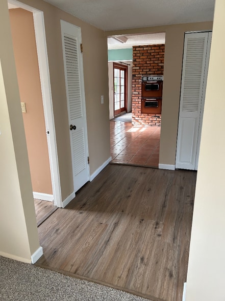 Building Photo - 2700 Carmel Dr