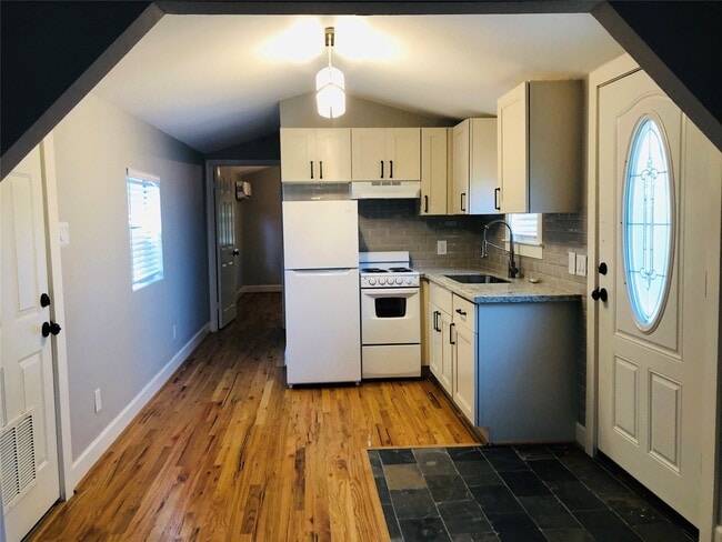 Building Photo - 734 McDaniel St