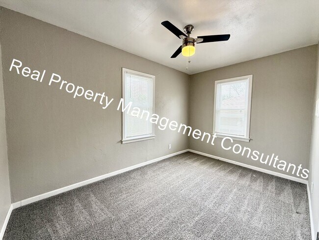 Building Photo - 2 Bed 1 bath lower- level apartment in North Kansas City!