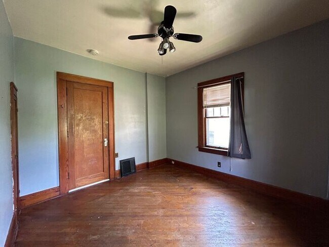 Building Photo - $1,800 | 3 Bedroom, 2 Bathroom Multi Floor...