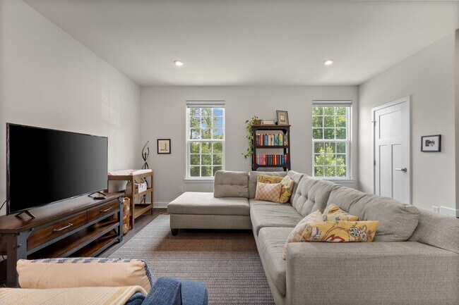 Building Photo - Luxurious three-story townhome with owner's suite and high-end finishes
