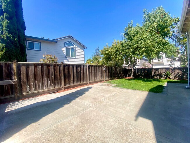 Building Photo - Beautiful Ardenwood home with Loft Availab...