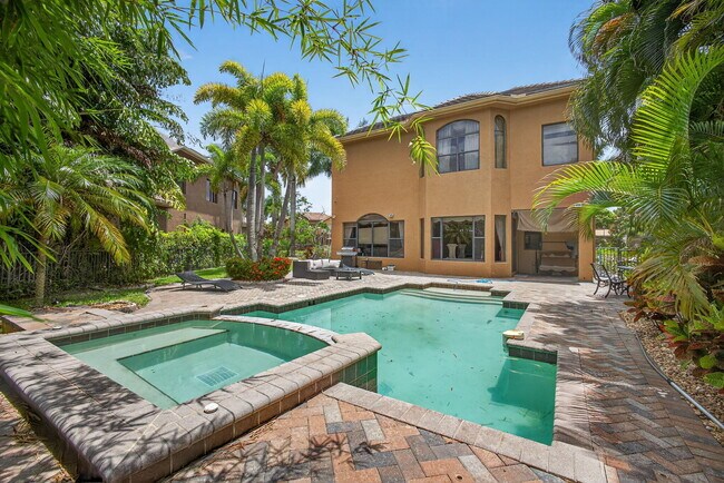 Building Photo - 3501 Collonade Dr